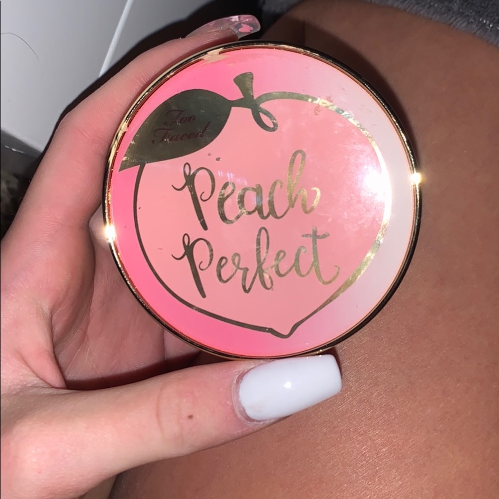 Two faced peach setting powder